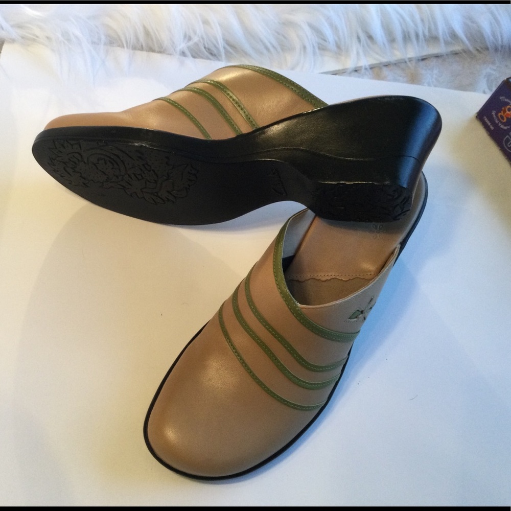 Clarks ! Wedge Mule Clogs !